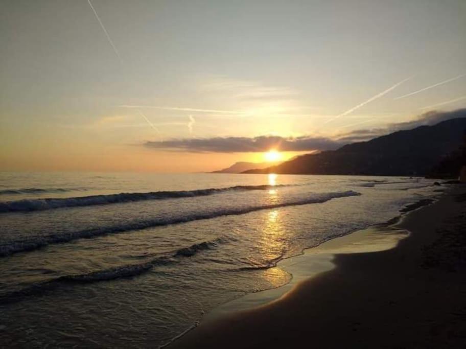 Appartamento Mama Monolocale Terrazzo Vista Mare Ventimiglia Bagian luar foto